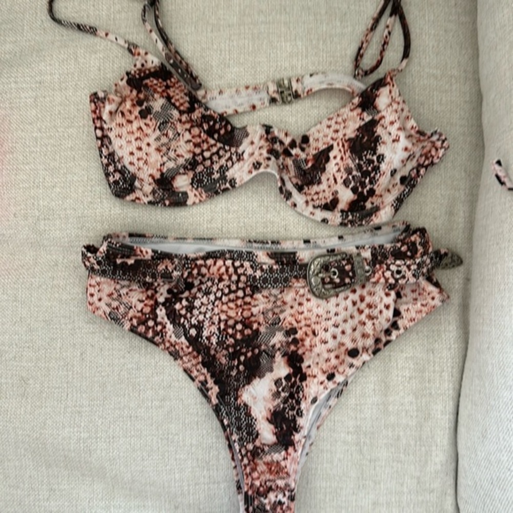 Two piece bikini snake print with belt